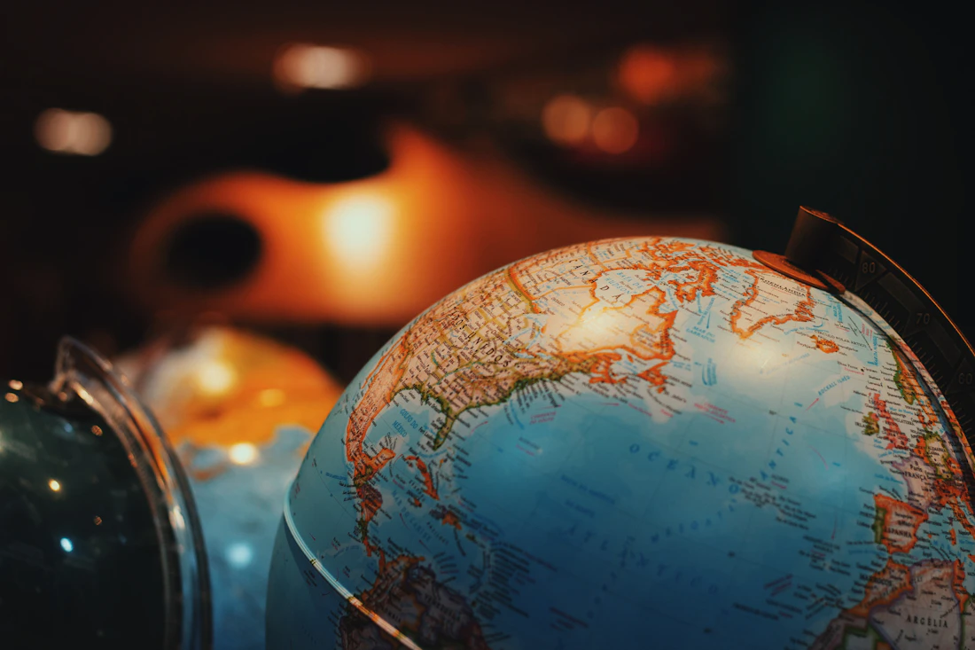 Globes terrestres éclairés dans une pièce sombre