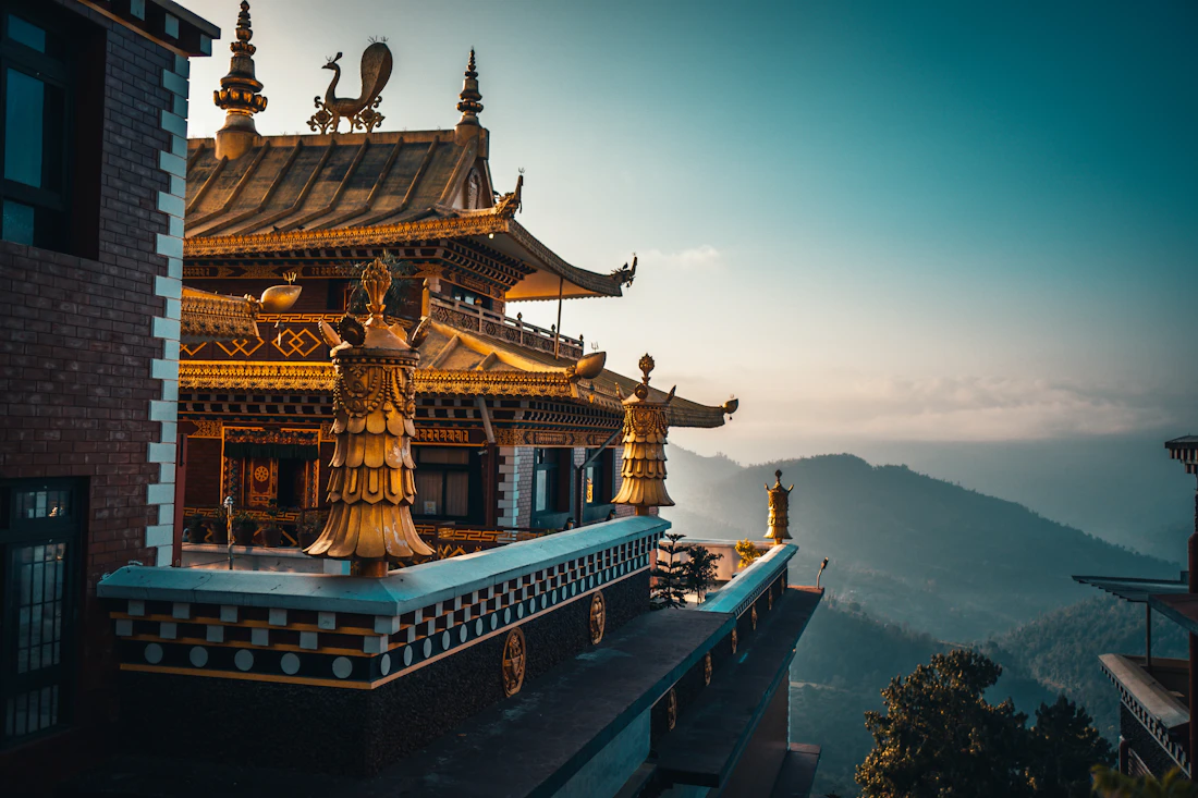 Toit doré d'un monastère bouddhiste au-dessus des montagnes